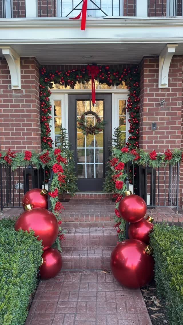 Christmas Decoration House: 6 Spaces to Dress, From Porch to Bedroom 1 Christmas decorations including red ornaments and green garlands decorating a brick house entrance.