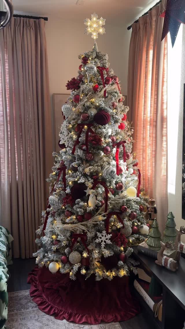 8 Christmas Tree Red and White Gold Decor Ideas for Holiday Elegance 1 A flocked Christmas tree decorated with red, gold, and white ornaments and warm lights.